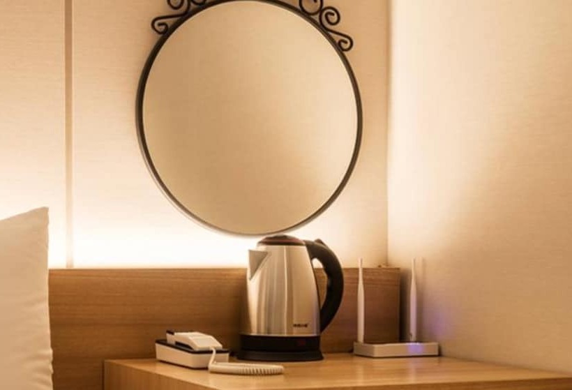اتاق استاندارد, The First Stay