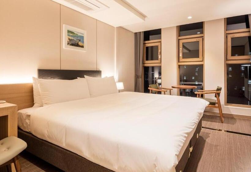 اتاق استاندارد, The First Stay