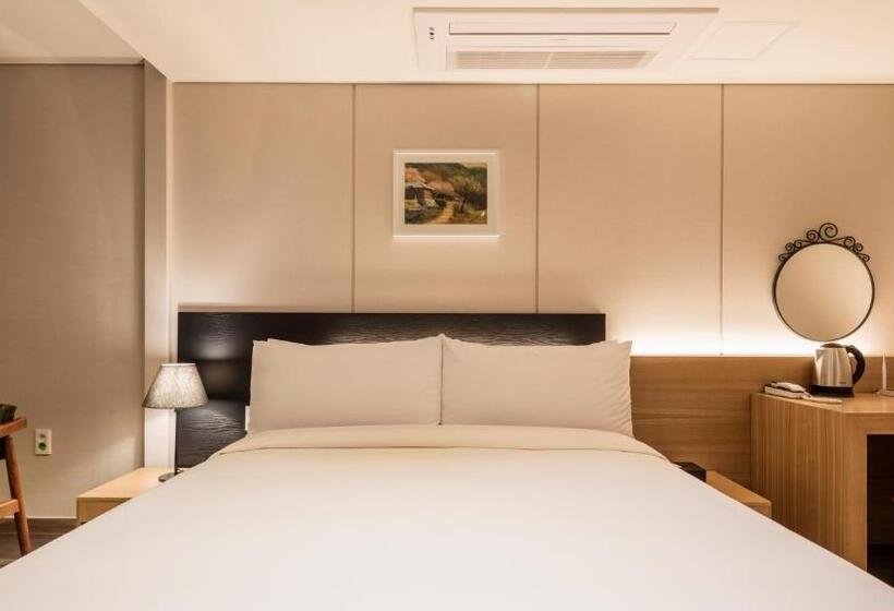 اتاق استاندارد, The First Stay