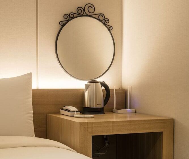 اتاق لوکس, The First Stay