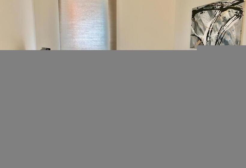 اتاق اکونومی یک تخته, Alex