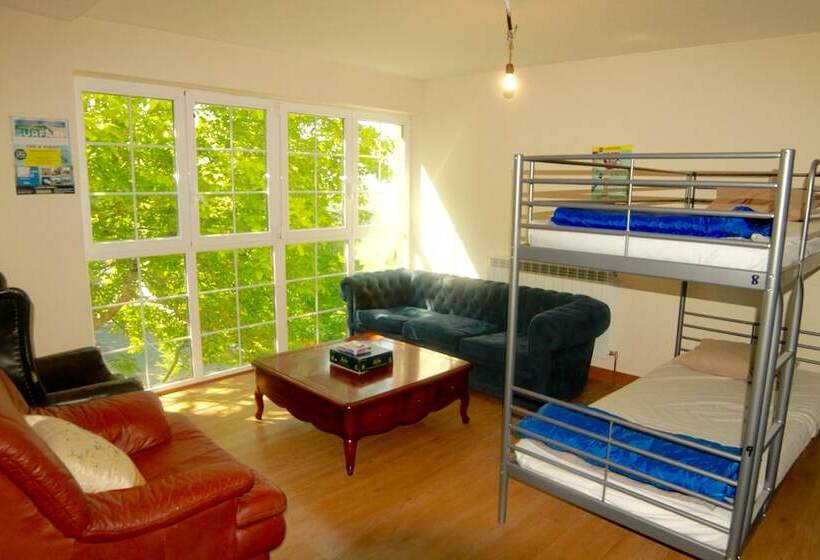 Кровать в Общей Комнате, Surf Camp San Sebastian Partyhostel