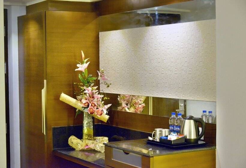 豪华套房, Roopa Elite