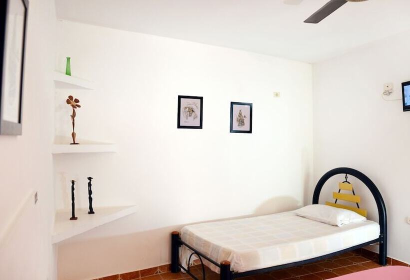 스탠다드 트리플 룸, Hostal Dumbira