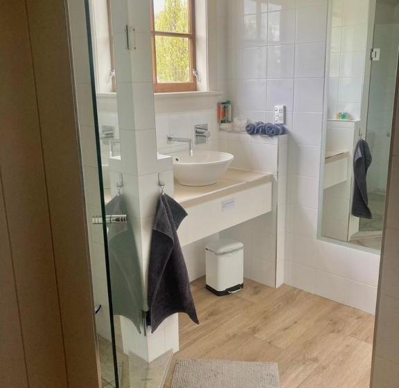 Апартаменты 1 Спальня, Three Thirty B & B