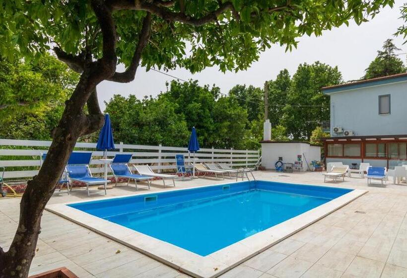 Стандартный четырехместный номер с видом на бассейн, Villa Nicodemo