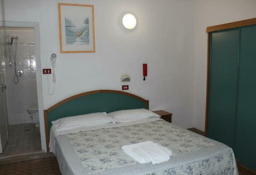 Quarto Estandar Individual, Santini