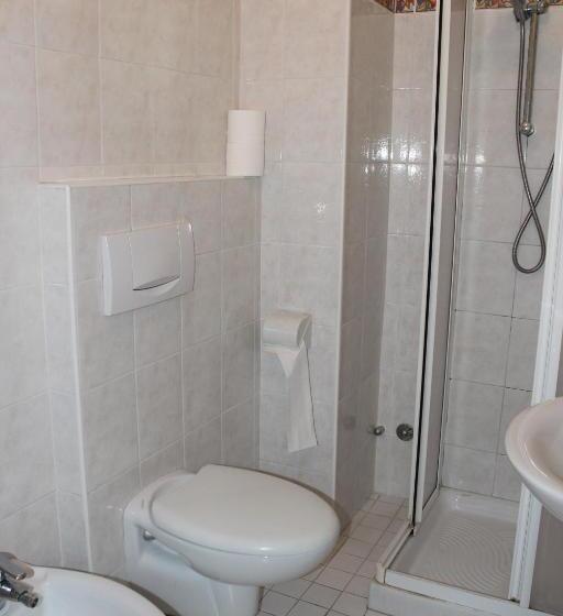 Quarto Triplo Estandar, Santini