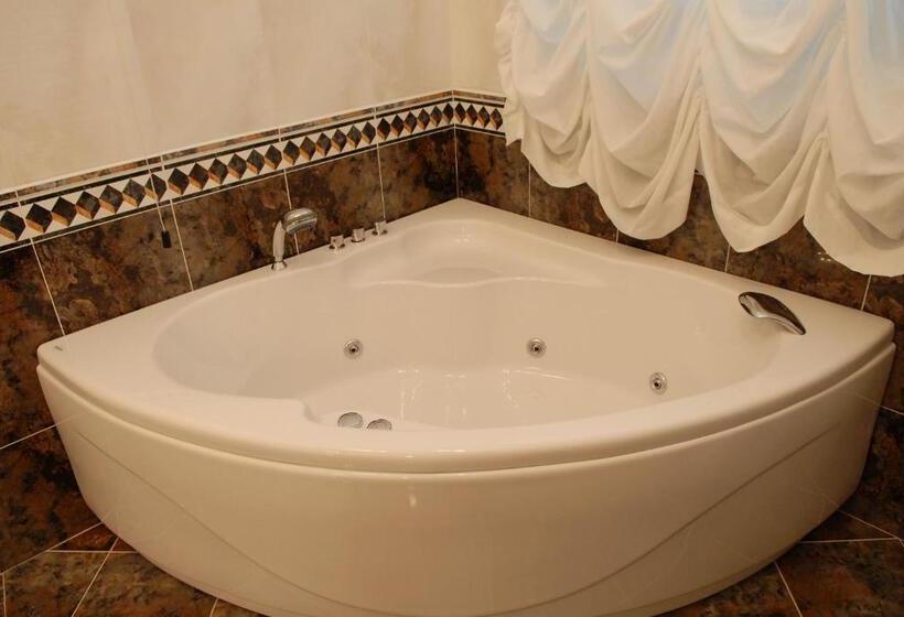 اتاق استاندارد سه نفره, Villa Caramia