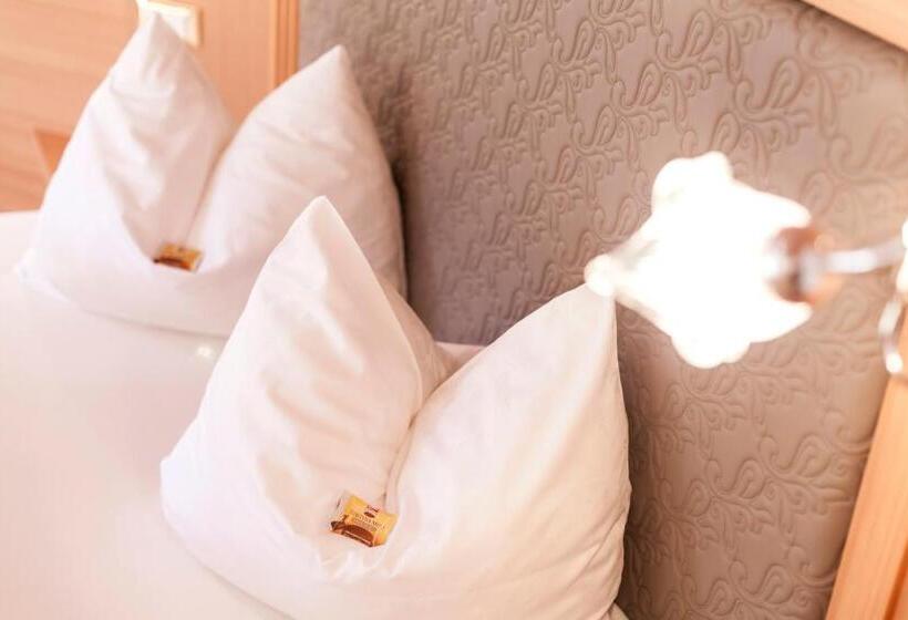 سوییت جونیور با بالکن, Dorfhotel Beludei