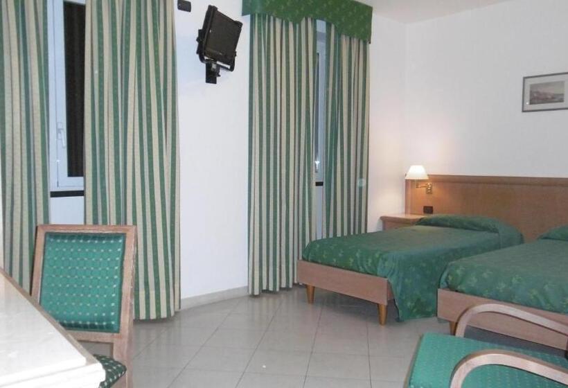 اتاق ساده سه‌ نفره, Riviera