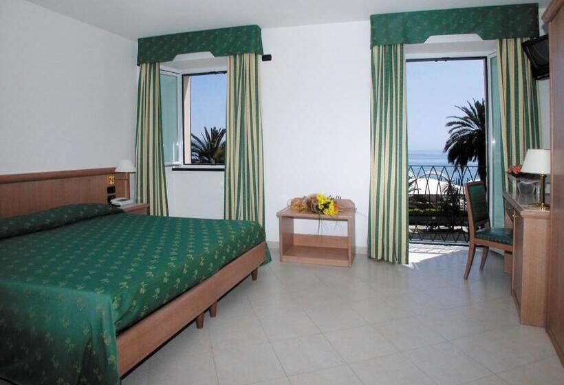 اتاق لوکس با چشم‌انداز دریا, Riviera