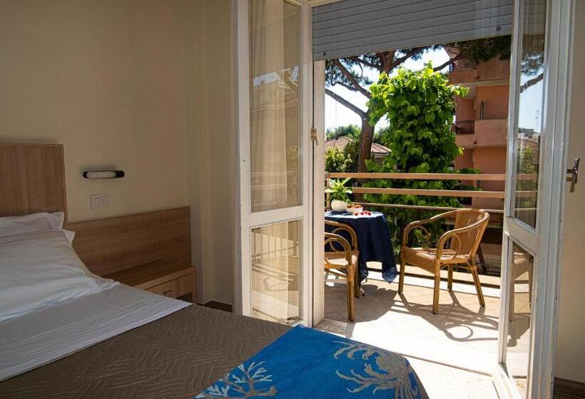 Трехместный Номер Стандарт с Балконом, Cormoran Riccione