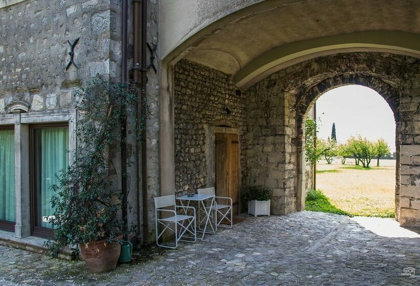 스위트, Castrum Di Serravalle