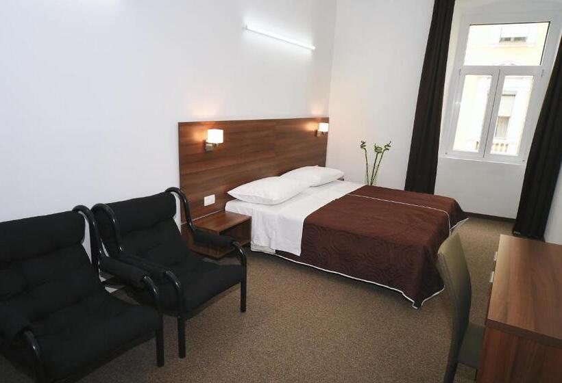 اتاق استاندارد چهار تخته, Riva Rooms