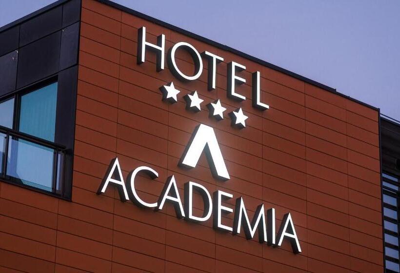 اتاق سوپریور, Academia