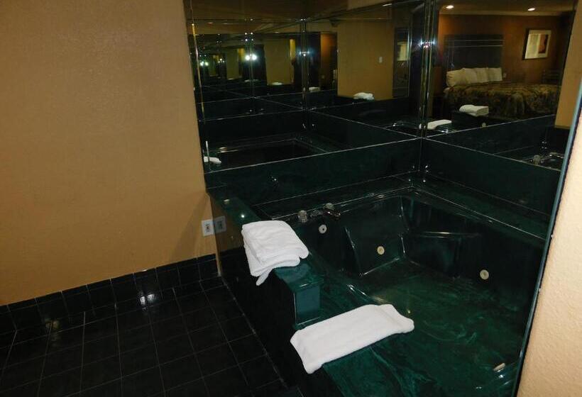 מיטת קינג בסוויטה, Regency Inn & Suites Beaumont