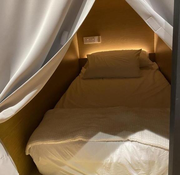 Capsule, Leisure Lodge