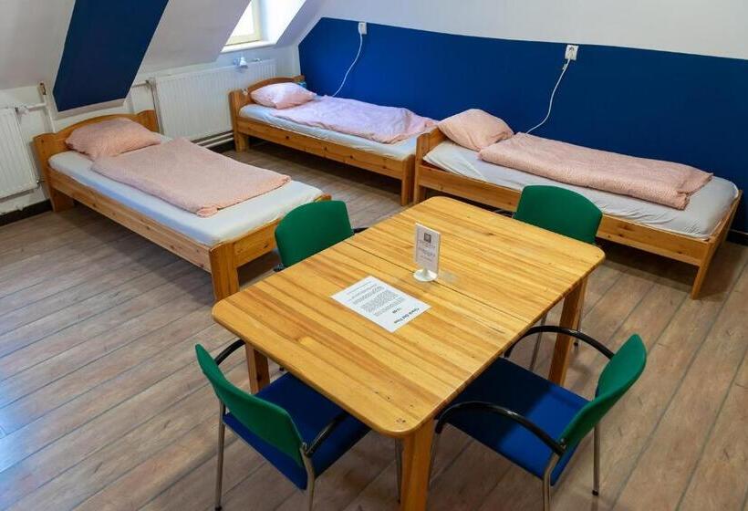 Четырехместный номер эконом класса с общей ванной комнатой, Lima Hostel Győr