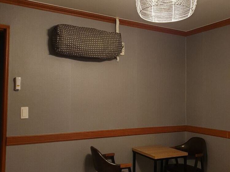 اتاق خانوادگی, Motel Good Guy