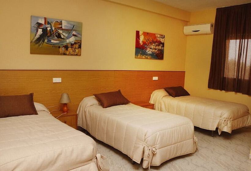 Номер Стандарт Трехместный, Hostal Restaurante Labrat