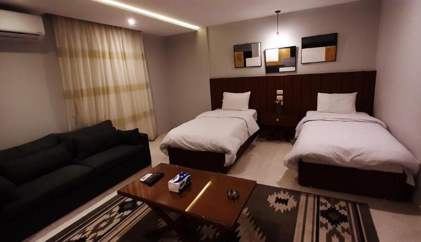 استودیوی لوکس, Nakhil Inn Residence