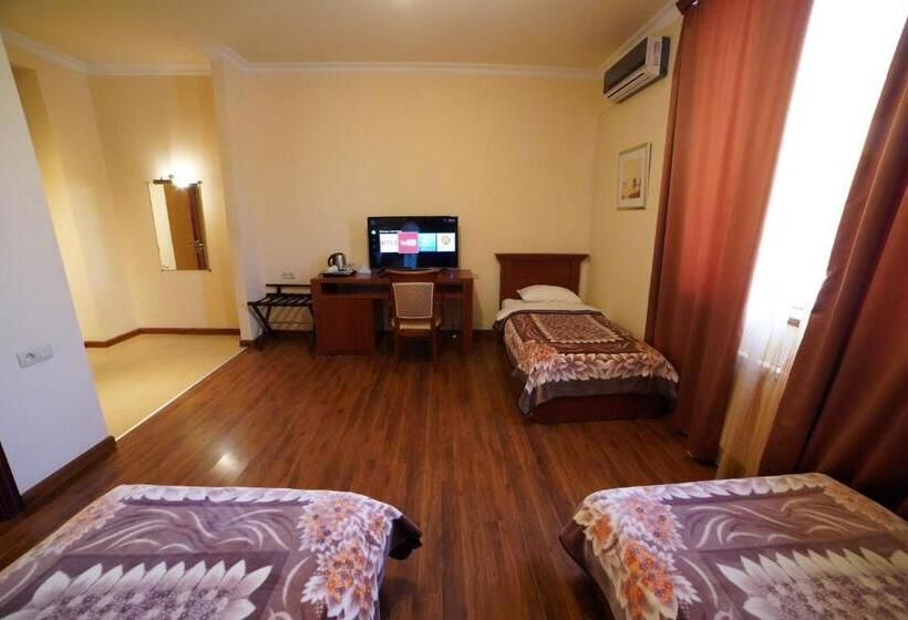 اتاق کلاسیک سه تخته, Syunik
