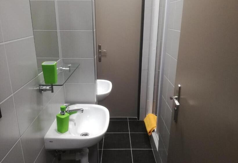 اتاق استاندارد چهار تخته, Sporthotel Zimní Stadion Benešov
