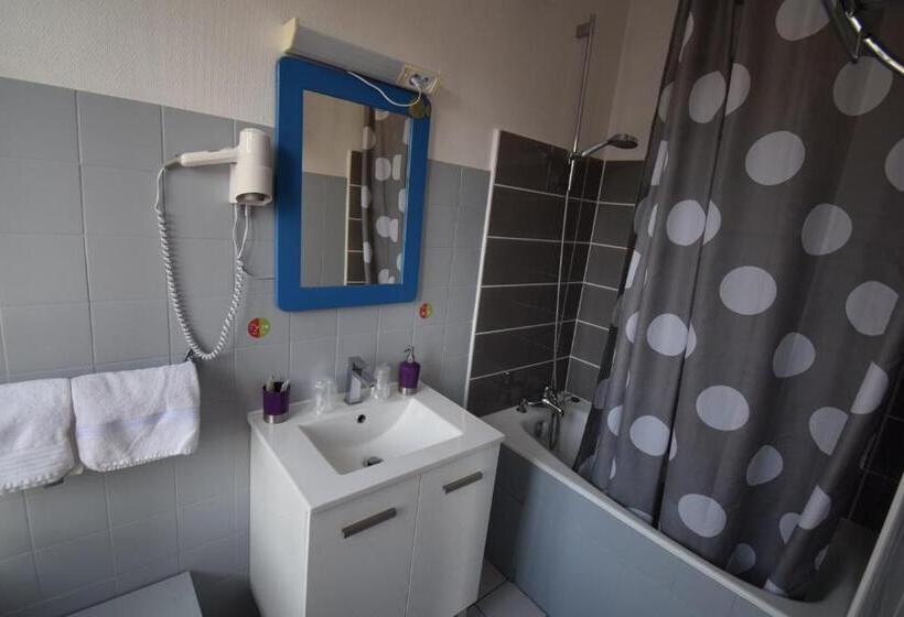 Номер Стандарт, Hôtel Du Commerce