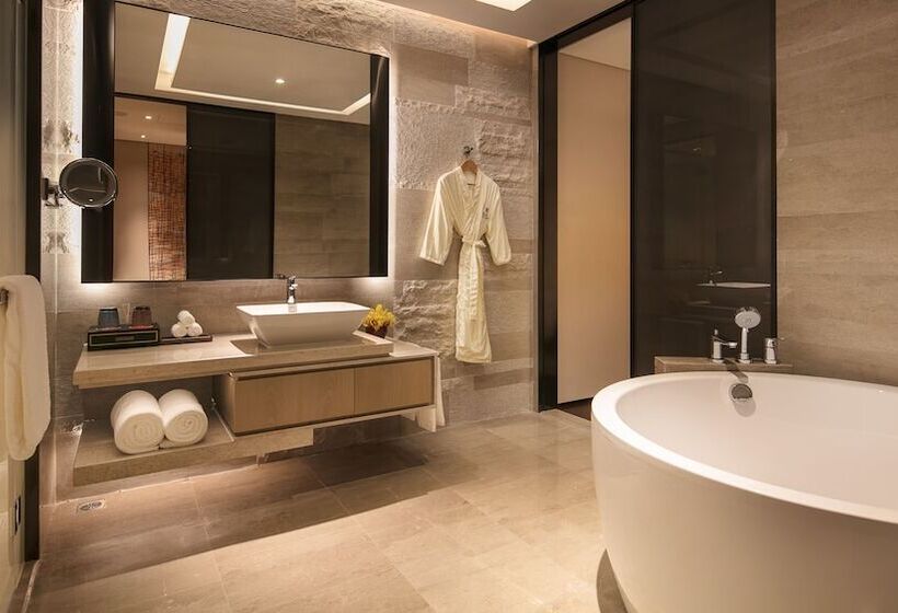 带景观的带双人床的标准间, Hualuxe Xiamen Haicang Habour View   An Ihg