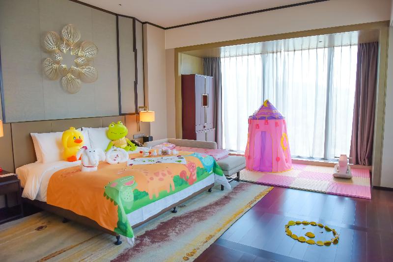 带大床的标准间, Hualuxe Xiamen Haicang Habour View   An Ihg
