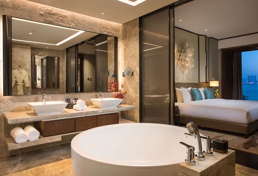带景观的带双人床的标准间, Hualuxe Xiamen Haicang Habour View   An Ihg