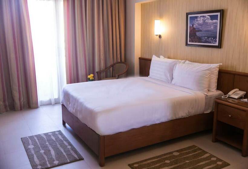 سوییت جونیور, The Grand Plaza Hotel Smouha
