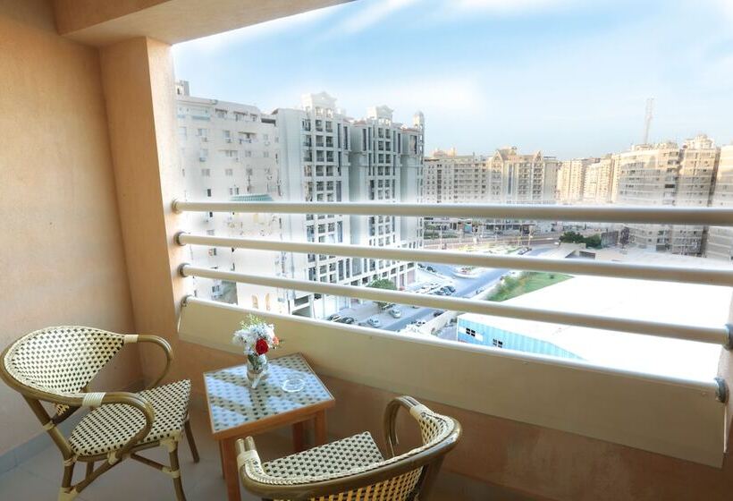 سوییت جونیور, The Grand Plaza Hotel Smouha