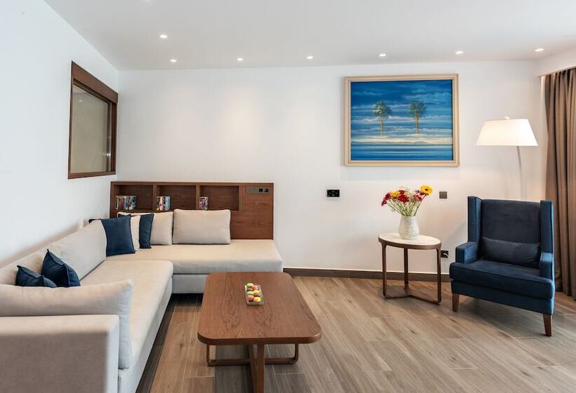 سوییت با چشم‌انداز دریا, Nana Princess Suites Villas & Spa