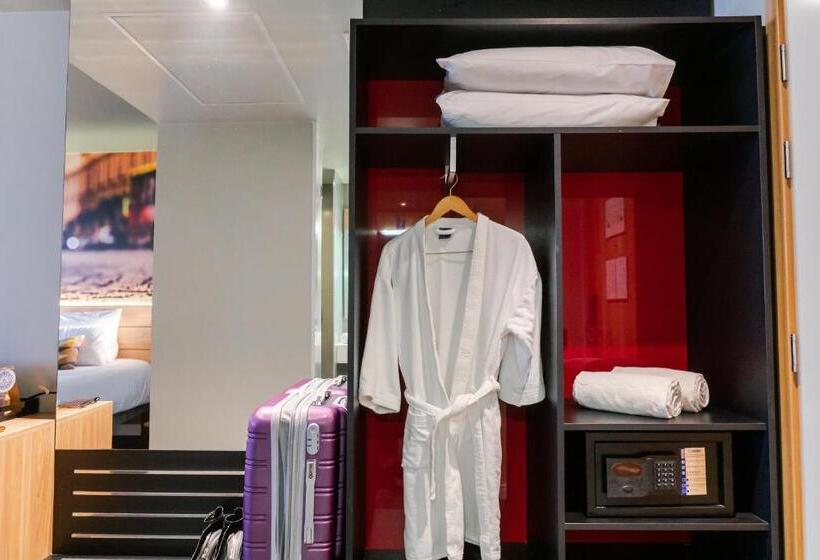 اتاق لوکس با تخت بزرگ, Novotel Curitiba Batel