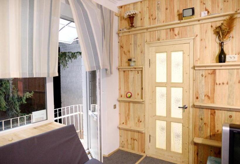 سوییت خانوادگی, Baron Munchausen Guest House