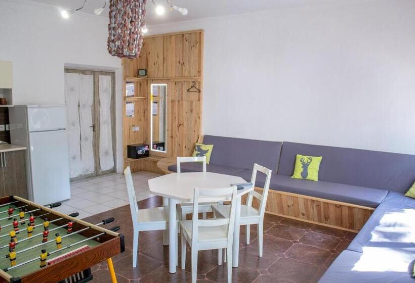 سوییت خانوادگی, Baron Munchausen Guest House