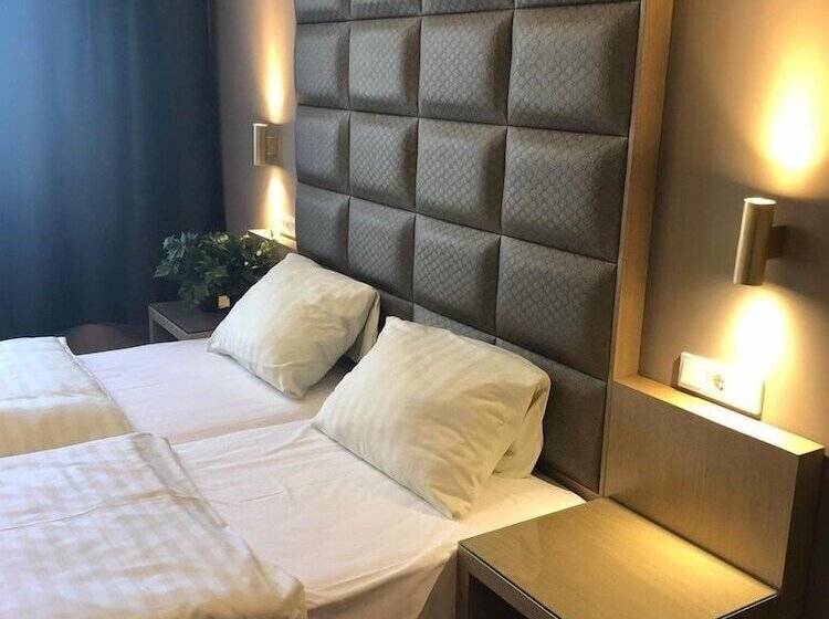 اتاق لوکس با بالکن, Athen Kelsterbach Frankfurt Airport