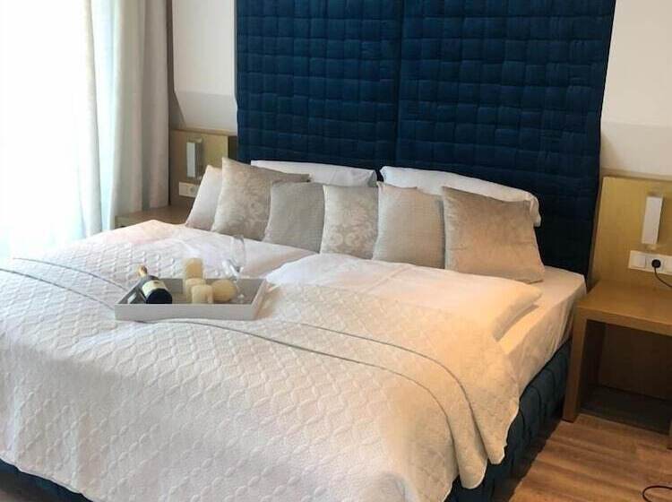 اتاق لوکس با بالکن, Athen Kelsterbach Frankfurt Airport