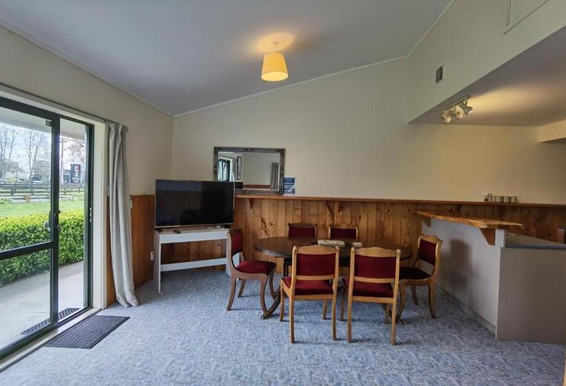 家庭间, Mystery Creek Motel