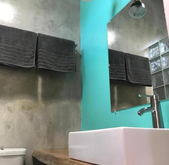 Номер Deluxe с Балконом, Crash Pad Adventure Hostel