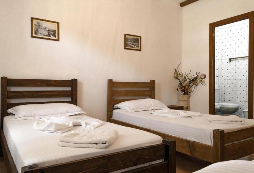 标准间带阳台, Maya Hostel Berat