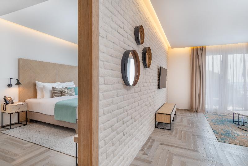 سوییت با چشم‌انداز دریا, Lazure Hotel & Marina