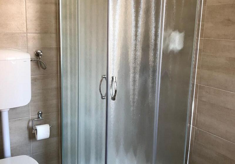 اتاق استاندارد با سرویس بهداشتی مشترک, Albergo Corvetto Corso Lodi