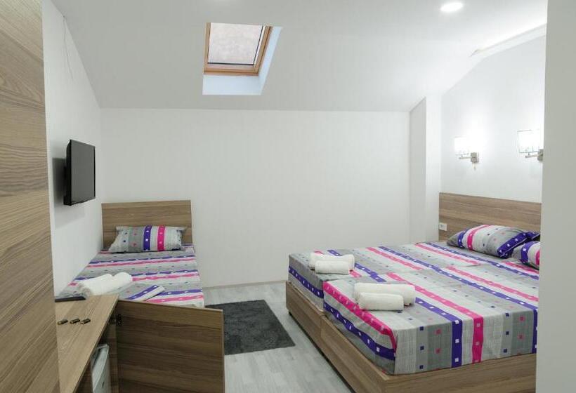 اتاق استاندارد سه نفره, Atina Lux Hostel