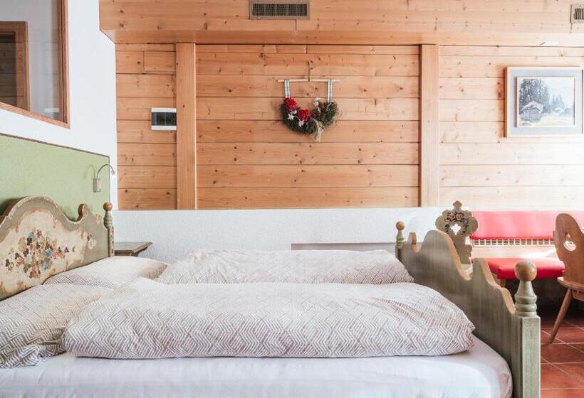 Семейный Номер, Rifugio Graziani Hütte
