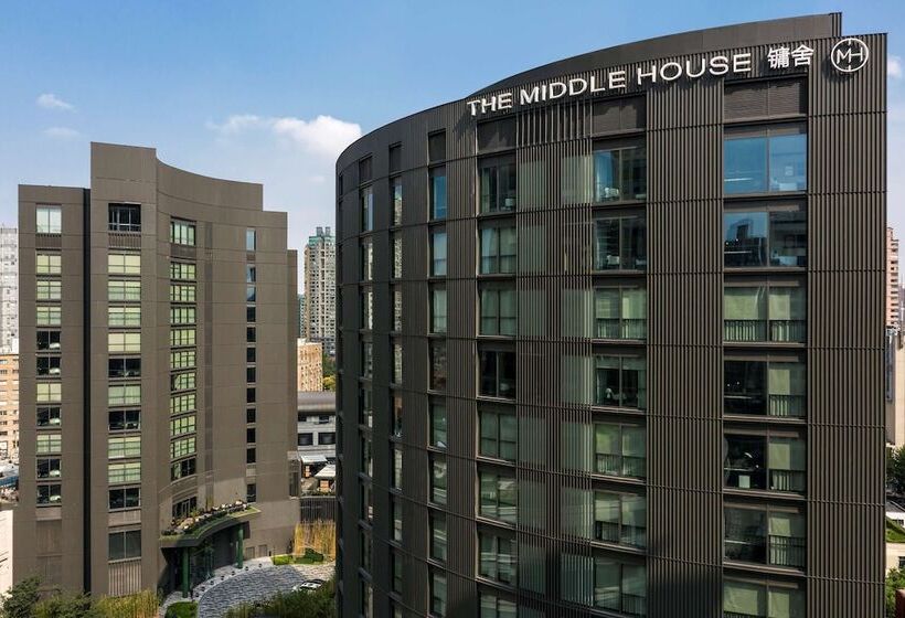 اتاق استاندارد, The Middle House