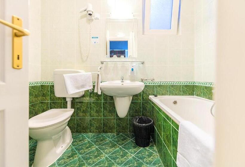 Четырехместный Номер Стандарт, Baross City Hotel   Budapest