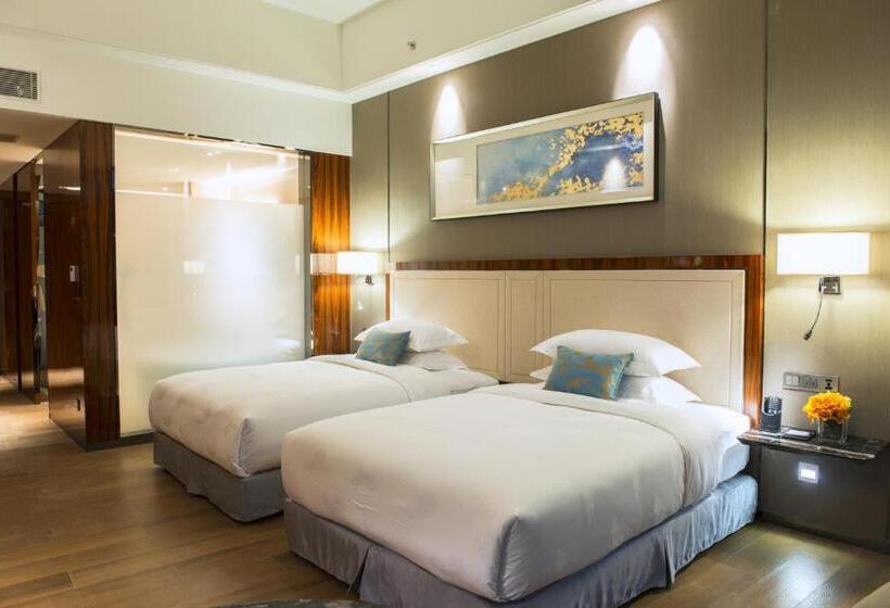 수피리어 룸, Forest City Marina